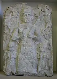Bas-relief représentant un dieu, souvent identifié comme Assur, nourrissant deux caprins, avec deux déesses aux vases jaillissant à ses pieds. Assur, début du IIe&nbsp;millénaire&nbsp;av. J.-C.
