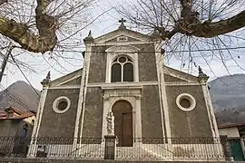 La façade et l'entrée de l'église.