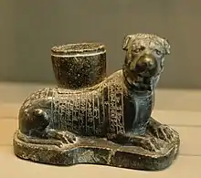 Statuette votive d'un chien, animal de Ninisinna/Gula, retrouvée à Girsu, début du IIe&nbsp;millénaire&nbsp;av. J.-C. ; musée du Louvre.
