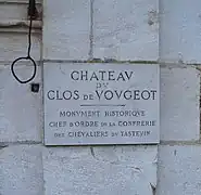Plaque apposée à l'entrée du château