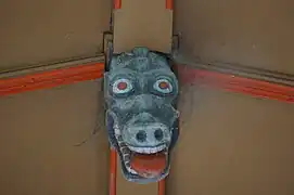 Dragon au centre de la voûte.