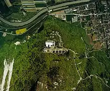 Usine au milieu d'une forêt.