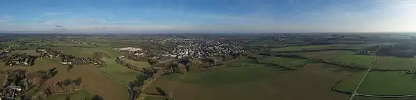 Vue aérienne d'Acigné, en 2019. Vue en direction de l'est.