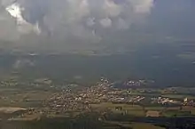 Vue aérienne de Pont-Sainte-Maxence en direction du sud.