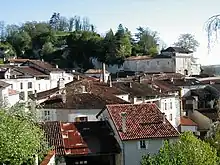 Le château surplombant Aubeterre.