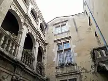 Vue d'ensemble de la cour du presbytère