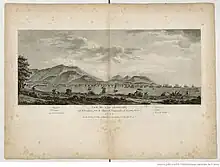 Dessin sépia montrant au premier plan une rive avec des silhouettes, puis une anse avec des bateaux sur la mer et à l'arrière-plan des montagnes.