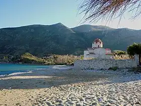 Vue du mont Arabikias depuis l'église Aghia Varvara sur la plage de Skoutári.