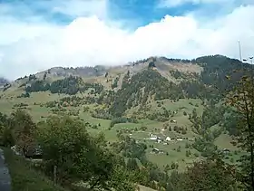 La Croix Cartier (à droite) et la Croix de Stata (à gauche) au-dessus du hameau de Chaucisse.