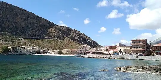 Vue générale du port et de la plage.