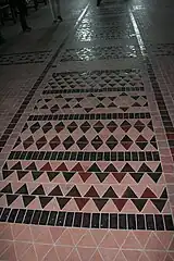 Pavage en terre cuite vernissé.