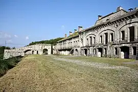 Vue sur l'entrée depuis la cour du fort.