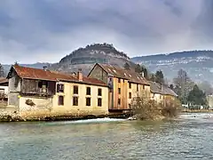 Le promontoire de Châteauneuf au-dessus des moulins.