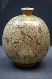 Bouteille buncheong à motifs sgraffités de pivoines, période Joseon, Corée, XVIe&nbsp;siècle (Brooklyn Museum).