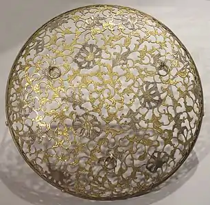 Panier de cérémonie à décor de fleurs hosoge. Bronze ajouré doré et argenté. 12e&nbsp;s. Honolulu Museum of Art.