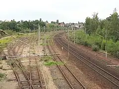 Extrémité sud de la gare.À droite, les deux voies de la ligne Paris&nbsp;– Lille ; au centre, la voie de l'ancienne ligne de La&nbsp;Rue-Saint-Pierre, aujourd'hui utilisée par la ligne Paris&nbsp;– Lille ; à gauche, les voies de débord.