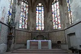 Vue sur le chœur et les verrières.