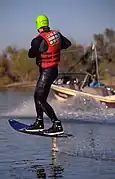 Un skieur nautique montant une planche d'hydrofoil.