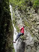 Escalade aux abords d'une cascade à Giripul, Himachal Pradesh.