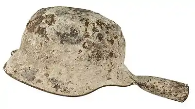 Casque de la Wehrmacht, transformé en pelle de mortier