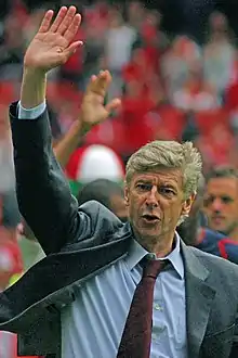 Photographie couleur d'Arsène Wenger prise à la fin d'un match de football en 2007