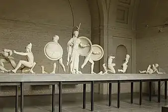 Statues du décor du fronton ouest du temple d'Aphaïa à Égine, début Ve&nbsp;siècle&nbsp;av. J.-C. Glyptothèque de Munich.