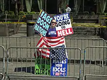 Membre du WBC protestant contre le pape Benoît XVI devant les Nations unies à New York (2008).