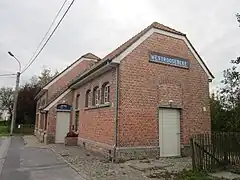 Bâtiment côté rue. L'entrée des marchandises se trouvait au centre et celle des voyageurs à gauche.