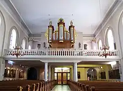 Vue intérieure de la nef vers la tribune de l'orgue Wetzel (1877).