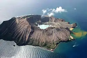 Vue aérienne de Whakaari/White Island depuis le sud.