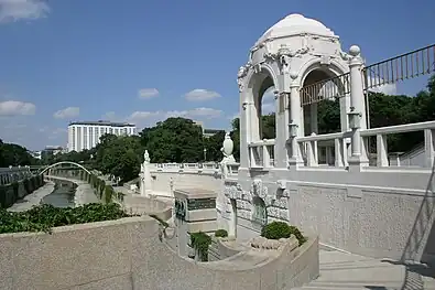 Le pavillon de la rive droite.