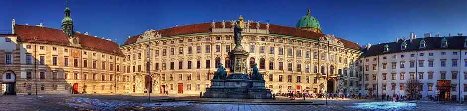 Cour interne de la Hofburg avec porte nommée Schweizertor (à droite) et statue de l'empereur Franz II.