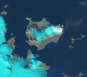 Une partie des Bastianøyane (située à l'est de Wilhelmøya), on peut y voir les îles de Langeøya, Ehrenbergøya et Pescheløya.