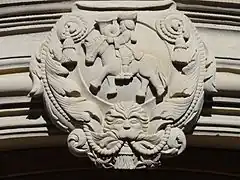 Ancien relais de poste.Emblème du postier sur la clé de l'arc (XVIIe&nbsp;siècle).