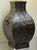 Jarre à alcool, incrustations d'argent et d'or. Han occidentaux. Victoria and Albert Museum, Londres.