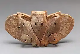 Objet ailé en ivoire de morse, probablement un contrepoids de harpon. Période estimée : entre 100 apr. J.-C. et 300 apr. J.-C..