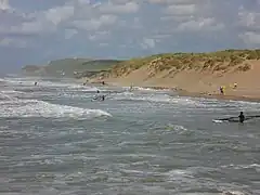 La dune blanche bordière et le cap Blanc-Nez (terrain d'activité des surfeurs, kitesurfeurs et véliplanchistes).