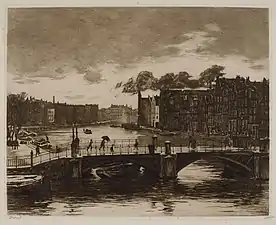 L'Amstel et le pont de Halvemaansbrug (Amsterdam)&nbsp;(nl), et sur la droite, les numéros 84 à 120 de la rue Amstel vers 1906