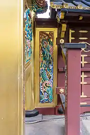 Sculpture de dragon sur l'arrière.