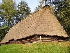 Wygiełzów - Parc ethnographique de la Vistule - une grange octogonale de Kaszów, XIXe&nbsp;siècle.