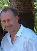 Xander Berkeley interprète John Hale.