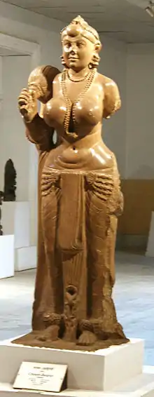 Yakshini de Didarganj, porteuse de chasse-mouche. Ier&nbsp;siècle. Grès de Chûnar poli, H. 160 cm. Musée de Patna. Chûnar est situé près de Varanasi