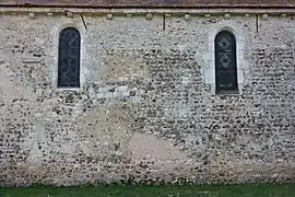 Ouvertures romanes et vitraux.