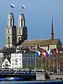 Les drapeaux zurichois sur les clochers de la Grossmünster.
