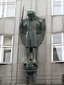 Statue sur le bâtiment viennois Zacherlhaus&nbsp;(en) (en 2012).