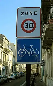 Panneaux de signalisation d’une zone 30 et d’une piste ou bande cyclable conseillée et réservée aux cycles