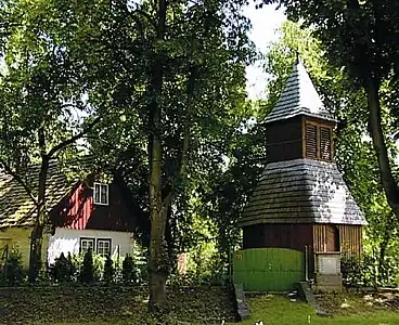 Clocher-tour en bois.