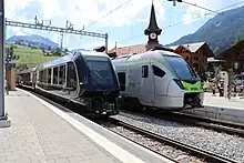 Le GoldenPass Express en gare de Zweisimmen en août 2022 avec une automotrice Stadler FLIRT du BLS.
