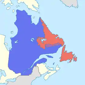 La frontière entre le Québec et Terre-Neuve-et-Labrador. En rouge, Terre-Neuve-et-Labrador, en bleu, le Québec. Le territoire situé entre le 52e&nbsp;parallèle et la ligne de partage des eaux est revendiqué par les deux provinces et fait l'objet d'un conflit.