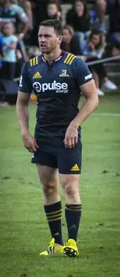 Joueur de face, arrêté, les bras pendant.